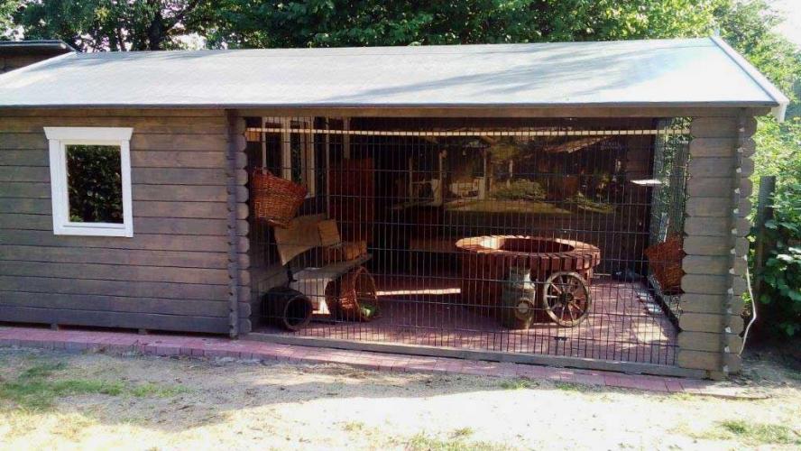 Frontansicht Saloon Blockhaus